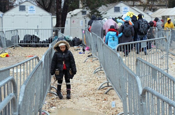 Εικόνες εξαθλίωσης στα σύνορα - Εκατοντάδες πρόσφυγες περιμένουν σε ουρές στη βροχή