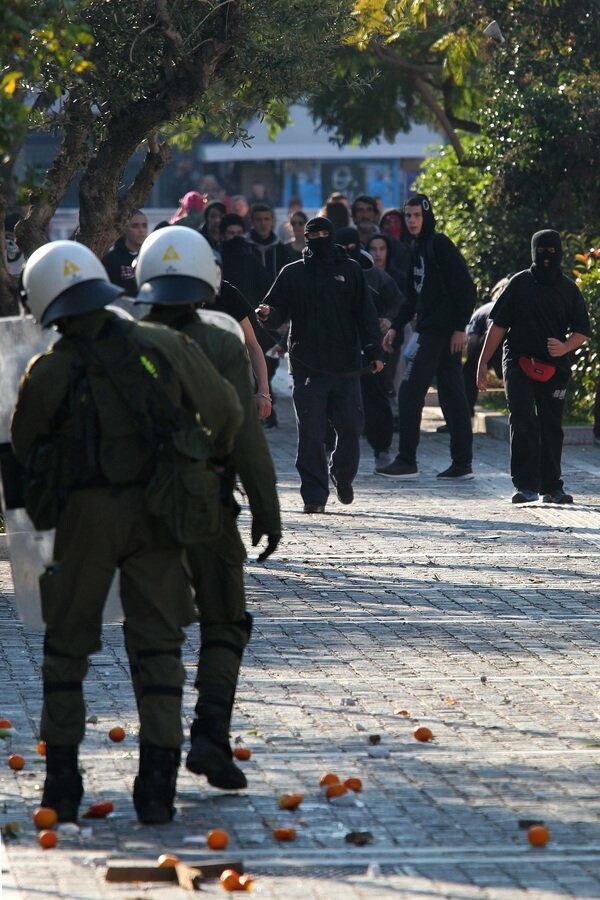 Ξεκίνησαν οι πορείες για τον Γρηγορόπουλο - Τα πρώτα επεισόδια πριν λίγο στην Πρυτανεία