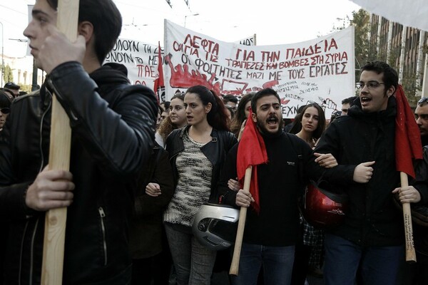 Ξεκίνησαν οι πορείες για τον Γρηγορόπουλο - Τα πρώτα επεισόδια πριν λίγο στην Πρυτανεία