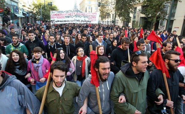 Ξεκίνησαν οι πορείες για τον Γρηγορόπουλο - Τα πρώτα επεισόδια πριν λίγο στην Πρυτανεία