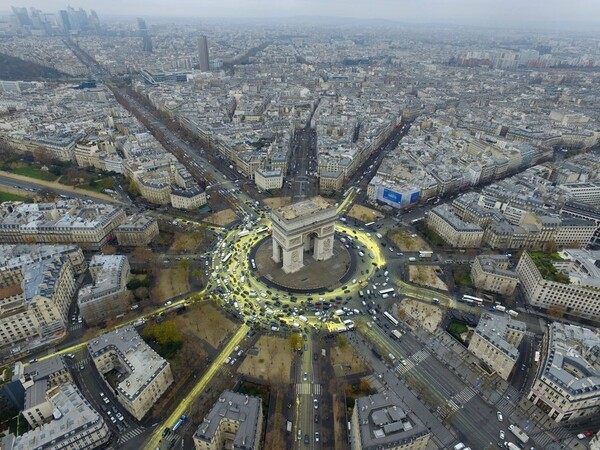 Aκτιβιστές της Greenpeace έβαψαν με κίτρινη μπογιά το οδόστρωμα της πλατείας Σαρλ ντε Γκωλ