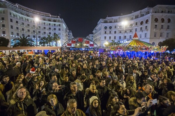 Οι Θεσσαλονικείς κατέκλυσαν τη χριστουγεννιάτικη Αριστοτέλους για τη φαντασμαγορική φωταγώγηση