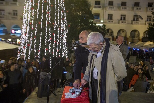 Οι Θεσσαλονικείς κατέκλυσαν τη χριστουγεννιάτικη Αριστοτέλους για τη φαντασμαγορική φωταγώγηση