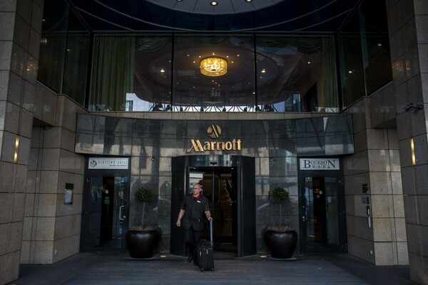 Η Marriott International καταργεί πλαστικά καλαμάκια και αναδευτήρες από τα 6.500 ξενοδοχεία της