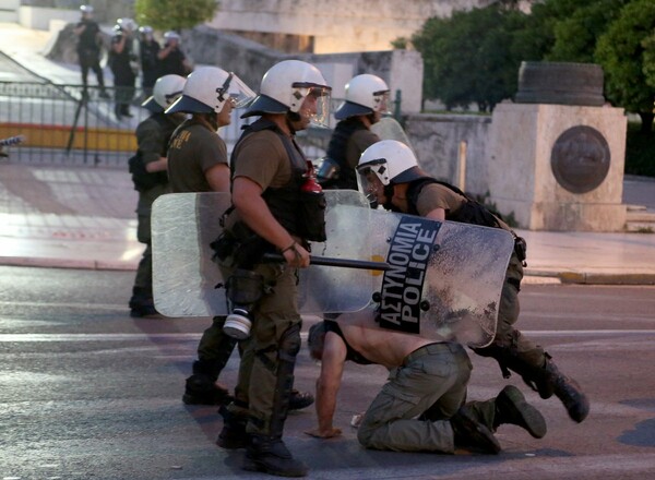 Επεισόδια στο κέντρο της Αθήνας - Δακρυγόνα και συμπλοκές στο συλλαλητήριο για τη Μακεδονία