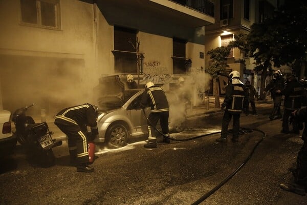 Πυρπόλησαν αυτοκίνητα και μηχανές στα Κάτω Πατήσια