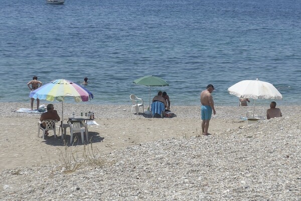 Και ο Δήμος Κασσάνδρας ξηλώνει «κλειδωμένες» ομπρέλες και ξαπλώστρες από τις παραλίες