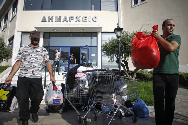 Σταματά η συγκέντρωση ειδών πρώτης ανάγκης στον Πειραιά λόγω υπερπροσφοράς