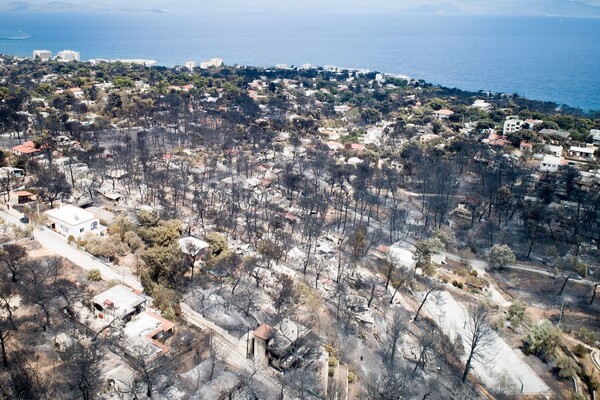 Βομβαρδισμένο τοπίο το Μάτι - Εικόνες από drone καταγράφουν την απόλυτη καταστροφή