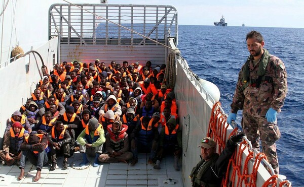 Η Κομισιόν ζητά από την Ιταλία να χρησιμοποιεί ακόμη και βία για την ταυτοποίηση μεταναστών