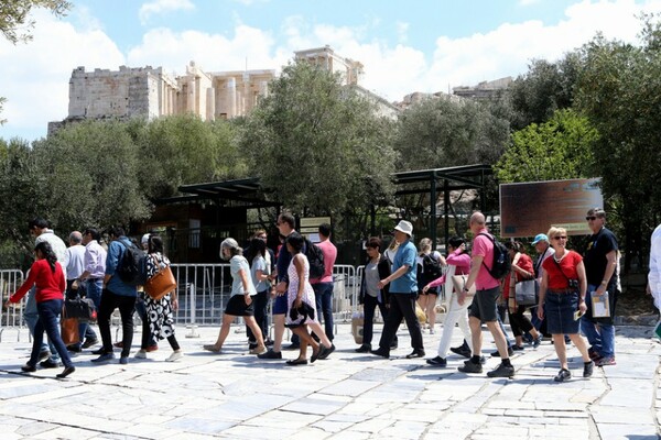 Είχαν κλείσει την Ακρόπολη λόγω καύσωνα και τώρα την ανοίγουν με δωρεάν είσοδο