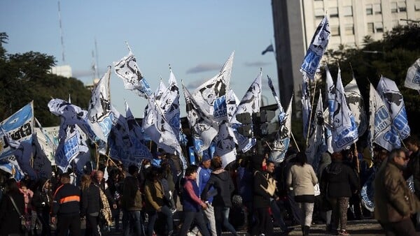 Δεκάδες χιλιάδες άνθρωποι στην Αργεντινή διαδήλωσαν εναντίον της λιτότητας και του ΔΝΤ