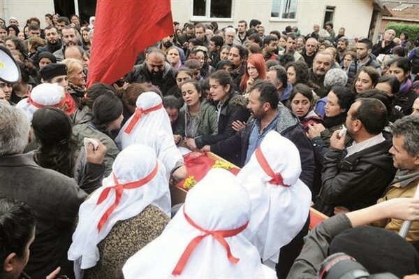 Θρήνος και οργή στην Τουρκία για την 25χρονη που σκοτώθηκε μέσα στο σπίτι της από αστυνομικό