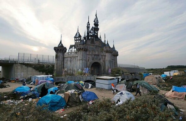 Ο Banksy στέλνει τα υλικά των εγκαταστάσεων της Dismaland στους πρόσφυγες του Καλαί