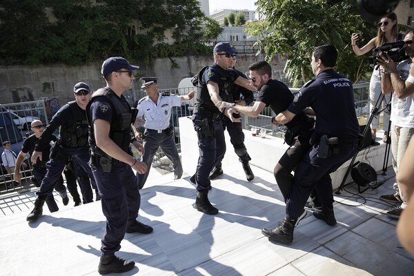 «Ντροπή σας, προστατεύετε τους φονιάδες»: Κατάρες και απειλές προς τους αστυνομικούς από τη μητέρα της Δώρας Ζέμπερη