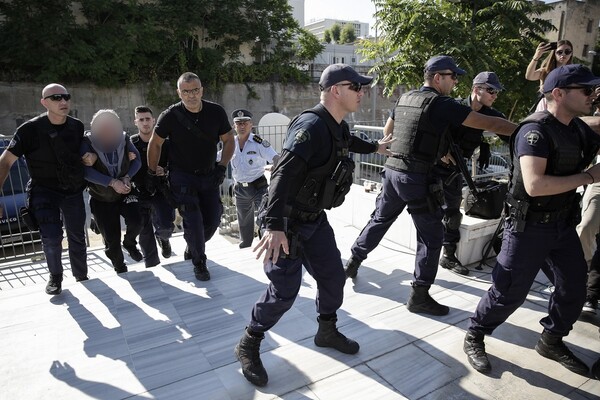 «Ντροπή σας, προστατεύετε τους φονιάδες»: Κατάρες και απειλές προς τους αστυνομικούς από τη μητέρα της Δώρας Ζέμπερη