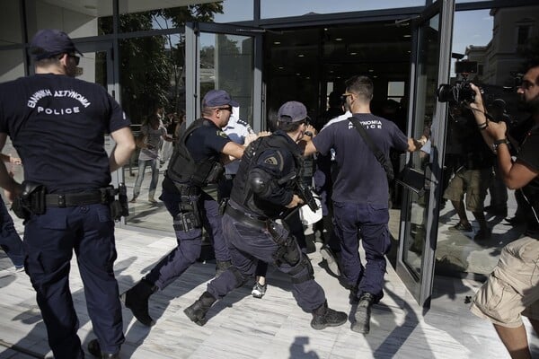 «Ντροπή σας, προστατεύετε τους φονιάδες»: Κατάρες και απειλές προς τους αστυνομικούς από τη μητέρα της Δώρας Ζέμπερη