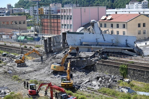 Εισαγγελική έρευνα για την κατάρρευση της γέφυρας στη Γένοβα