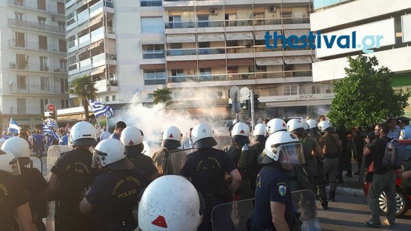 Θεσσαλονίκη: Επεισόδια, χημικά και κρότου-λάμψης στην πορεία διαμαρτυρίας για το «Βόρεια Μακεδονία»