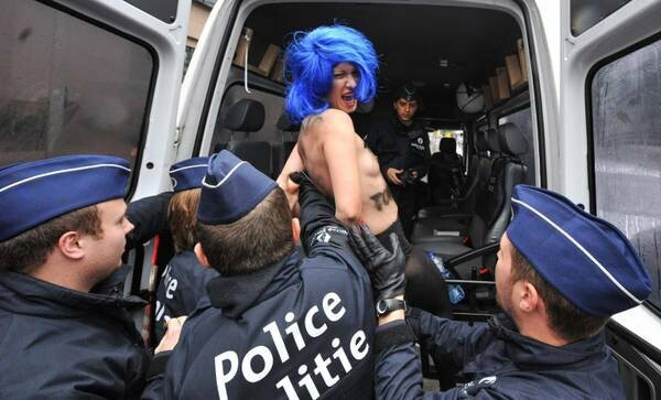 Με ομοιώματα φαλλών «ξαναχτύπησαν» οι Femen