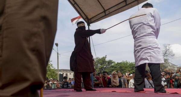 Δημόσιο ράβδισμα σε δύο άντρες που έκαναν σεξ - Η τιμωρία στην Ινδονησία που προκαλεί αντιδράσεις