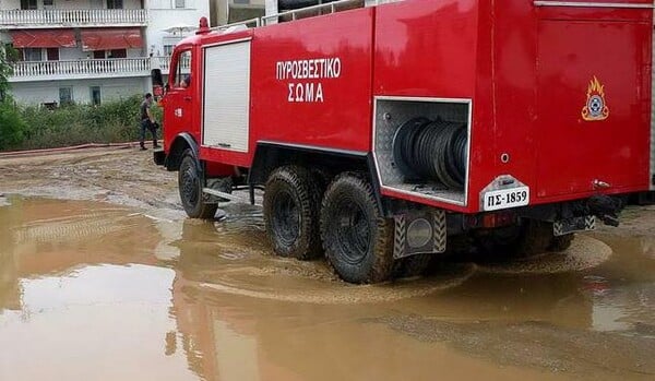 Κατέρρευσε τριώροφη πολυκατοικία στο Καματερό από την κακοκαιρία