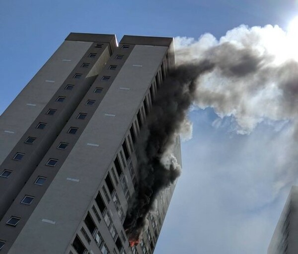 Πυρκαγιά σε πολυώροφο κτίριο στο Λονδίνο