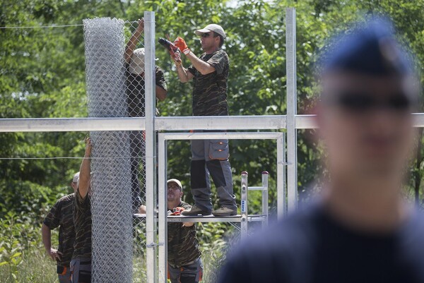 Κρατούμενοι φυλακών κατασκευάζουν το φράχτη στα σύνορα της Ουγγαρίας