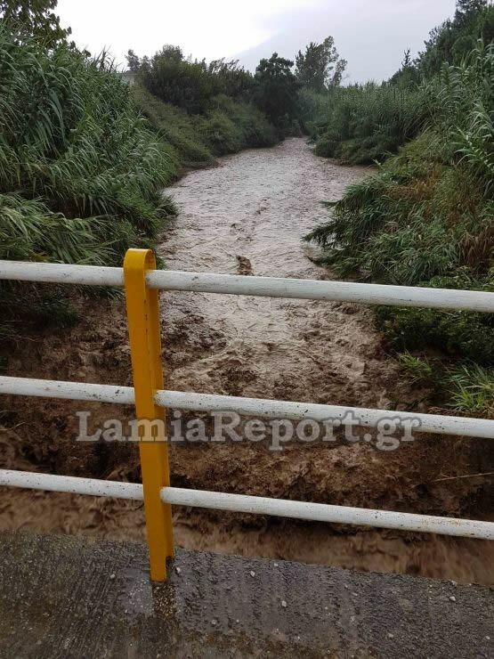 Απεγκλωβίστηκε ζευγάρι που παγιδεύτηκε σε χείμαρρο στη Λαμία