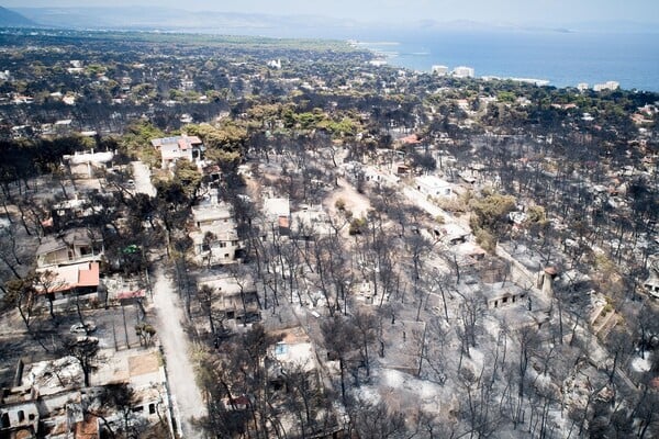 Ολοκληρωτική καταστροφή: Το Μάτι πριν και μετά την φονική πυρκαγιά (ΒΙΝΤΕΟ)