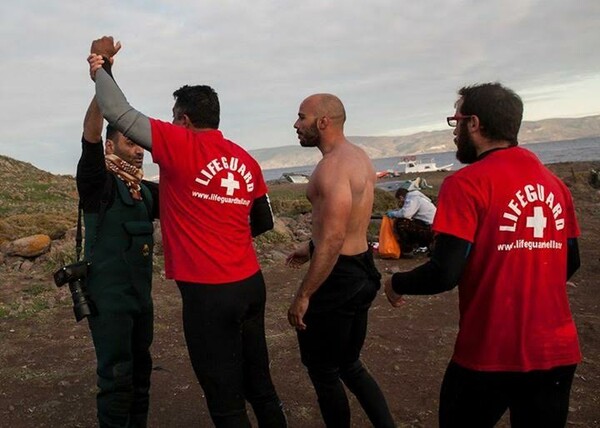 «Φασιστοειδή» χτύπησαν το γιο μου στη Λέσβο, καταγγέλλει ο φωτογράφος Δημήτρης Μεσσίνης