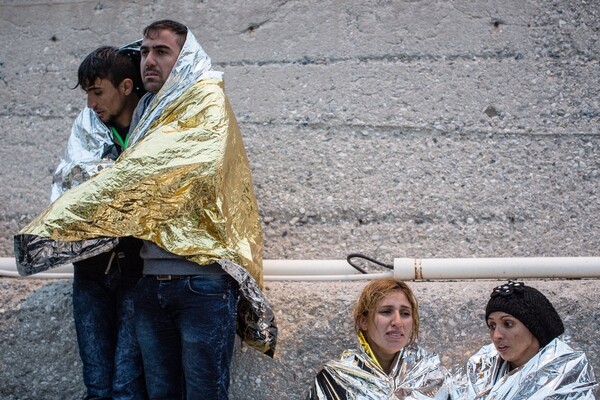 Συγκλονιστικές εικόνες από το χθεσινό ναυάγιο στο παγωμένο Αιγαίο