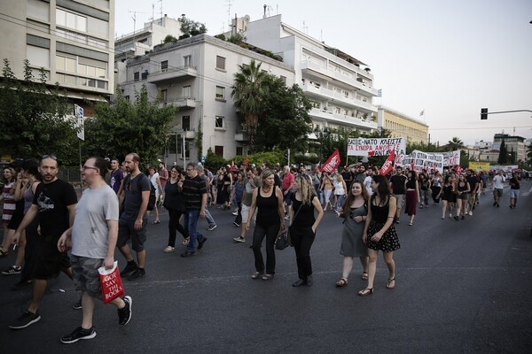 «Έξω το ΝΑΤΟ και οι βάσεις»: Φωτογραφίες από την αντιπολεμική διαδήλωση στο κέντρο της Αθήνας