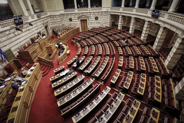 Στη Βουλή το νομοσχέδιο του υπουργείου Εργασίας- Τι αλλαγές φέρνει σε συντάξεις, ασφαλιστικό και αδήλωτη εργασία