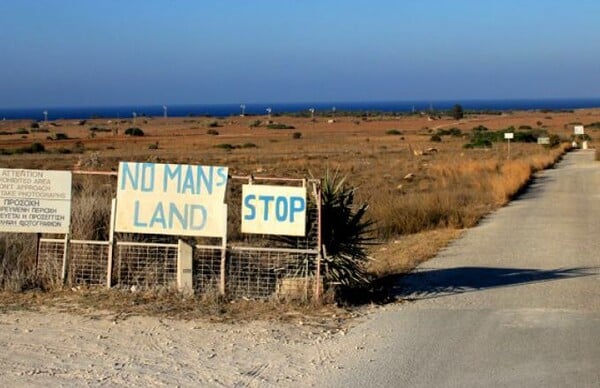 Ανοίγει το οδόφραγμα της Δερύνειας