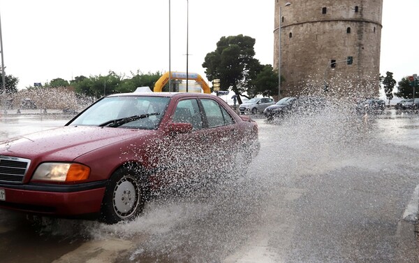 Προβλήματα στην ηλεκτροδότηση μετά τη βροχόπτωση στη Θεσσαλονίκη