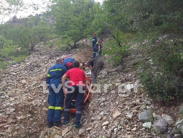 Συγκλονιστικές εικόνες από τη διάσωση ζευγαριού που έπεσε με αυτοκίνητο σε γκρεμό 120 μέτρων