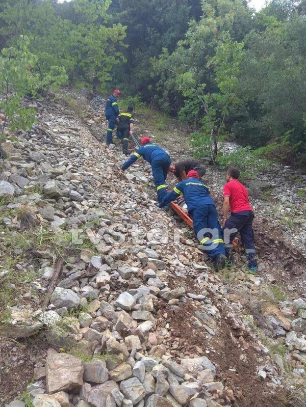 Συγκλονιστικές εικόνες από τη διάσωση ζευγαριού που έπεσε με αυτοκίνητο σε γκρεμό 120 μέτρων