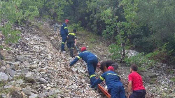 Συγκλονιστικές εικόνες από τη διάσωση ζευγαριού που έπεσε με αυτοκίνητο σε γκρεμό 120 μέτρων