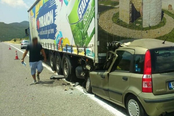 Τραγωδία στην Εγνατία : Μητέρα καρφώθηκε με αυτοκίνητο σε φορτηγό και σκοτώθηκε