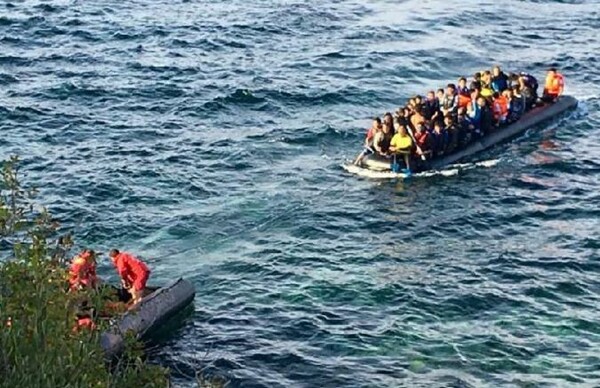 Eπιθέσεις κουκουλοφόρων σε βάρκες προσφύγων ανοιχτά της Λέσβου