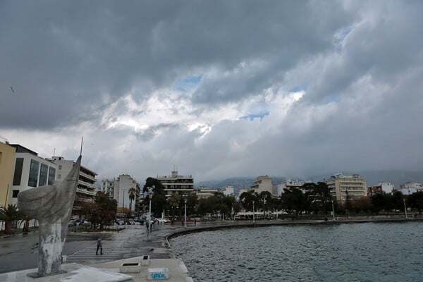 Ζημιές, πτώσεις δέντρων και διακοπή της κυκλοφορίας προκάλεσε το μπουρίνι στο Βόλο