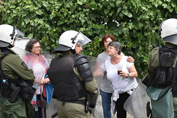 Ένταση μεταξύ κατοίκων και ΜΑΤ έξω από τον ΧΥΤΑ Λευκίμμης - Δύο προσαγωγές και ένας τραυματισμός