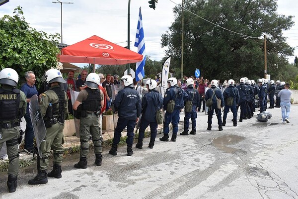 Ένταση μεταξύ κατοίκων και ΜΑΤ έξω από τον ΧΥΤΑ Λευκίμμης - Δύο προσαγωγές και ένας τραυματισμός