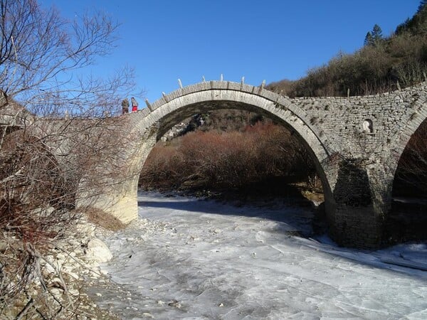 Πάγωσε το ποτάμι στο Ζαγόρι (φωτό)