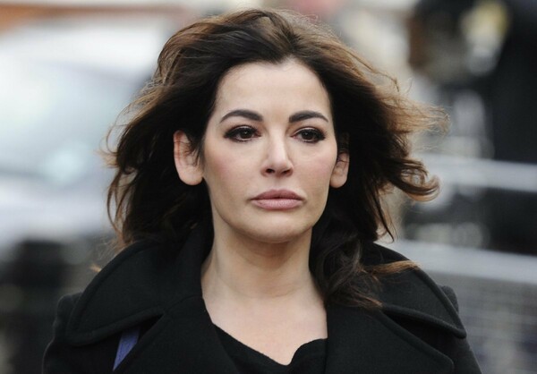 H Nigella Lawson υμνεί το κοκορέτσι και το παστίτσιο στη Μύκονο