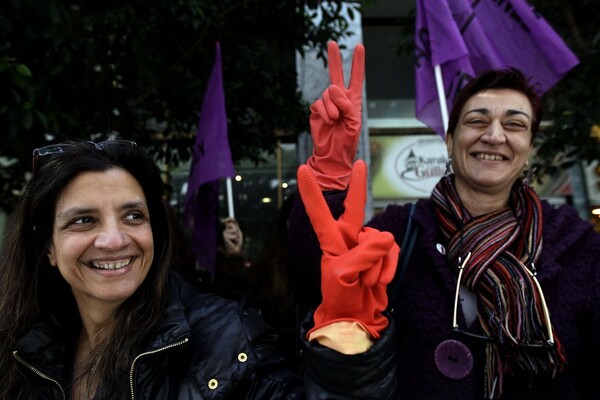 Οι καθαρίστριες πανηγυρίζουν για τον Βαρουφάκη (φωτογραφίες)