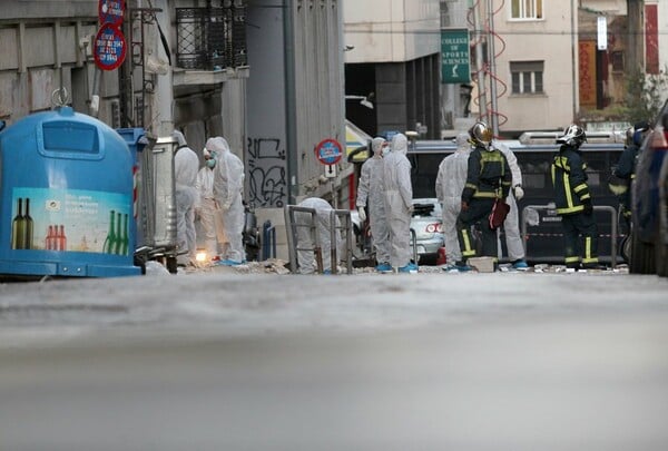 Ισχυρή έκρηξη βόμβας στα γραφεία του ΣΕΒ. Φωτογραφίες από την καταστροφή στο σημείο