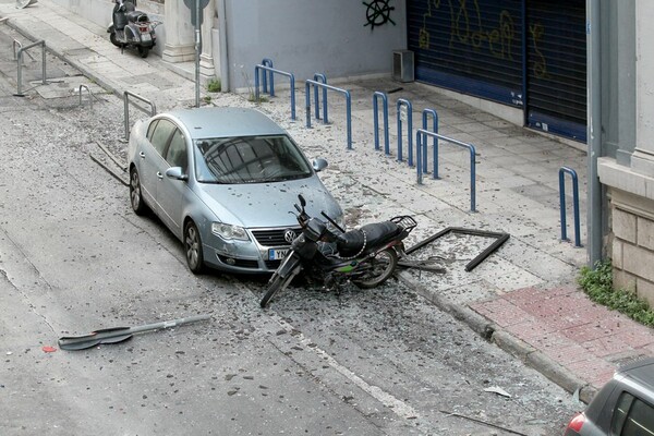 Ισχυρή έκρηξη βόμβας στα γραφεία του ΣΕΒ. Φωτογραφίες από την καταστροφή στο σημείο