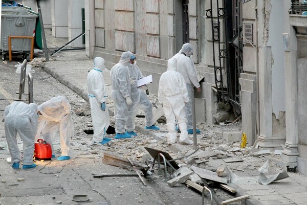 Ισχυρή έκρηξη βόμβας στα γραφεία του ΣΕΒ. Φωτογραφίες από την καταστροφή στο σημείο